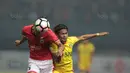 Duel pemain Persija Jakarta, Vava Yagalo (kiri) dan pemain Bhayangkara FC, Ilham Udin pada lanjutan Liga 1 2017 di Stadion Patriot Bekasi, Sabtu (12/11/2017). Bhayangkara kalah dari Persija 1-2. (Bola.com/Nicklas Hanoatubun)