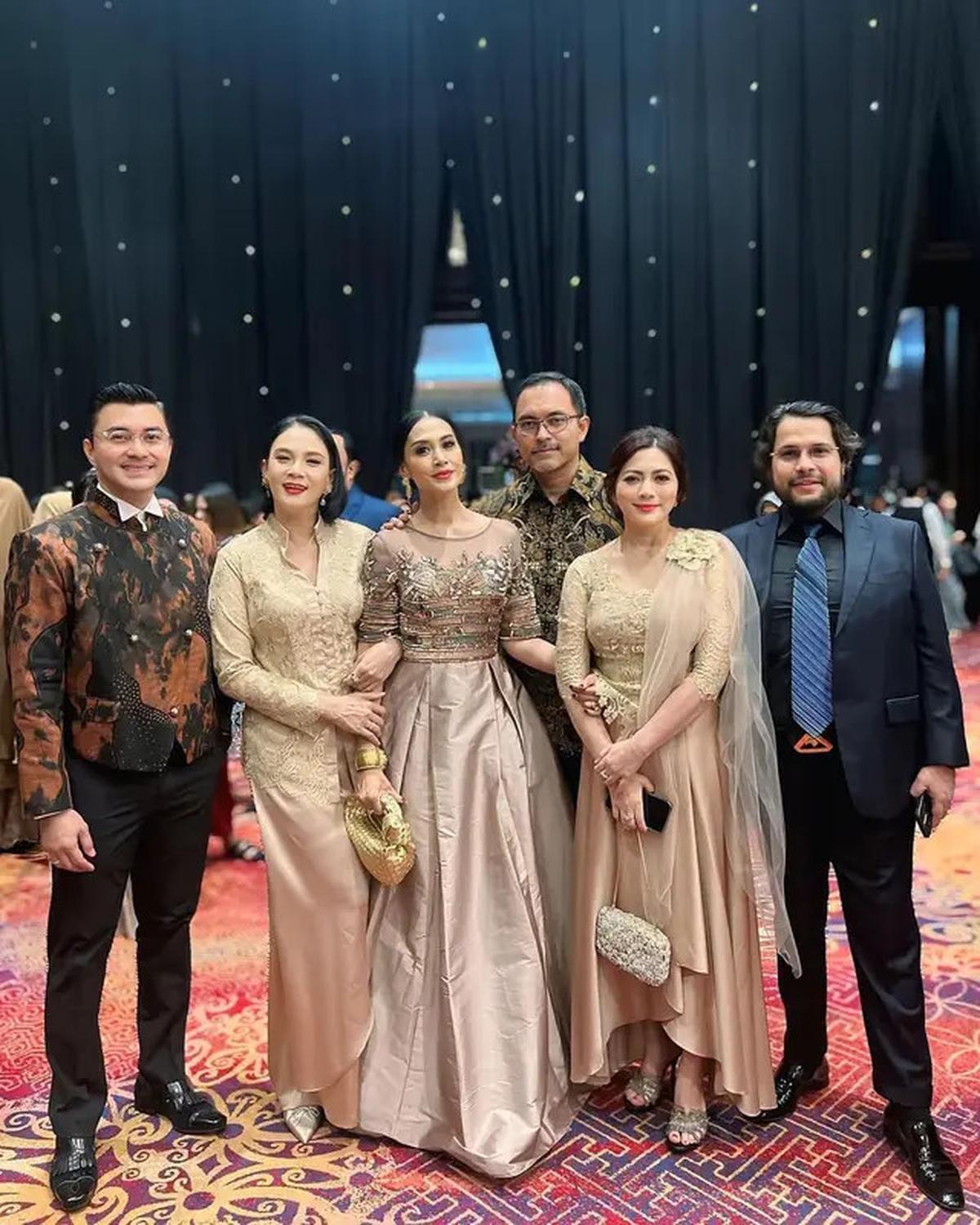 8 Potret Artis Hadir di Pernikahan Anak Bella Saphira, Jadi Ajang Reuni Artis Lawas 90-an