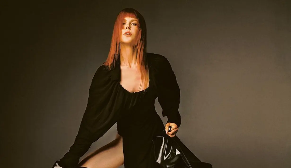 Ada juga gaya lainnya yang menampilkan potongan dres high slit di kedua sisi dengan paduan sepatu boots tinggi yang sangat fashionable. (Foto: Instagram/ ThePerfectMagazine)