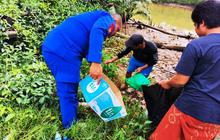 Gotong Royong Bersama! Polairud Polres Tanah Laut Gelar Aksi Sapu Bersih Laut di Pesisir Bumi Makmur, Edukasi Warga Jaga Lingkungan