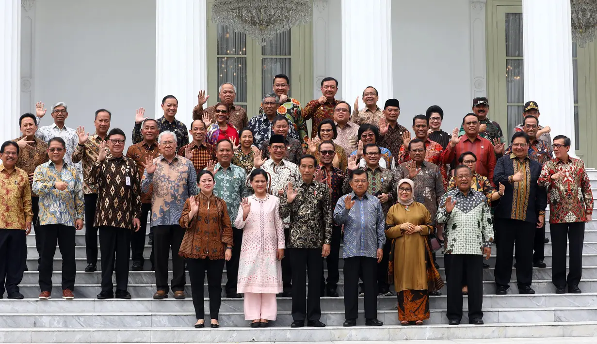 Presiden Joko Widodo bersama Ibu Iriana Joko Widodo dan Wapres Jusuf Kalla bersama Ibu Mufidah Jusuf Kalla foto bersama sejumlah Menteri Kabinet Kerja Periode 2014-2019 saat acara perpisahan di Istana Negara, Jakarta, Jumat (18/10/2019). (Istimewa)