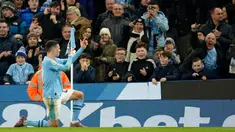 Pemain Manchester City, Phil Foden memberi isyarat ke arah para suporter setelah mencetak gol keempat timnya saat pertandingan sepak bola Liga Premier Inggris melawan Aston Villa di Stadion Etihad, Manchester, Inggris, Rabu, 3 April 2024. (AP Photo/Dave Thompson)