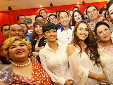 Kepala BNN Budi Waseso berfoto bersama sejumlah selebriti dalam acara bertajuk 'Peran Publik Figure dalam Rangka Pencegahan Bahaya Penyalahgunaan Narkotika' di Jakarta, Rabu (3/2). (Liputan6.com/Immanuel Antonius)