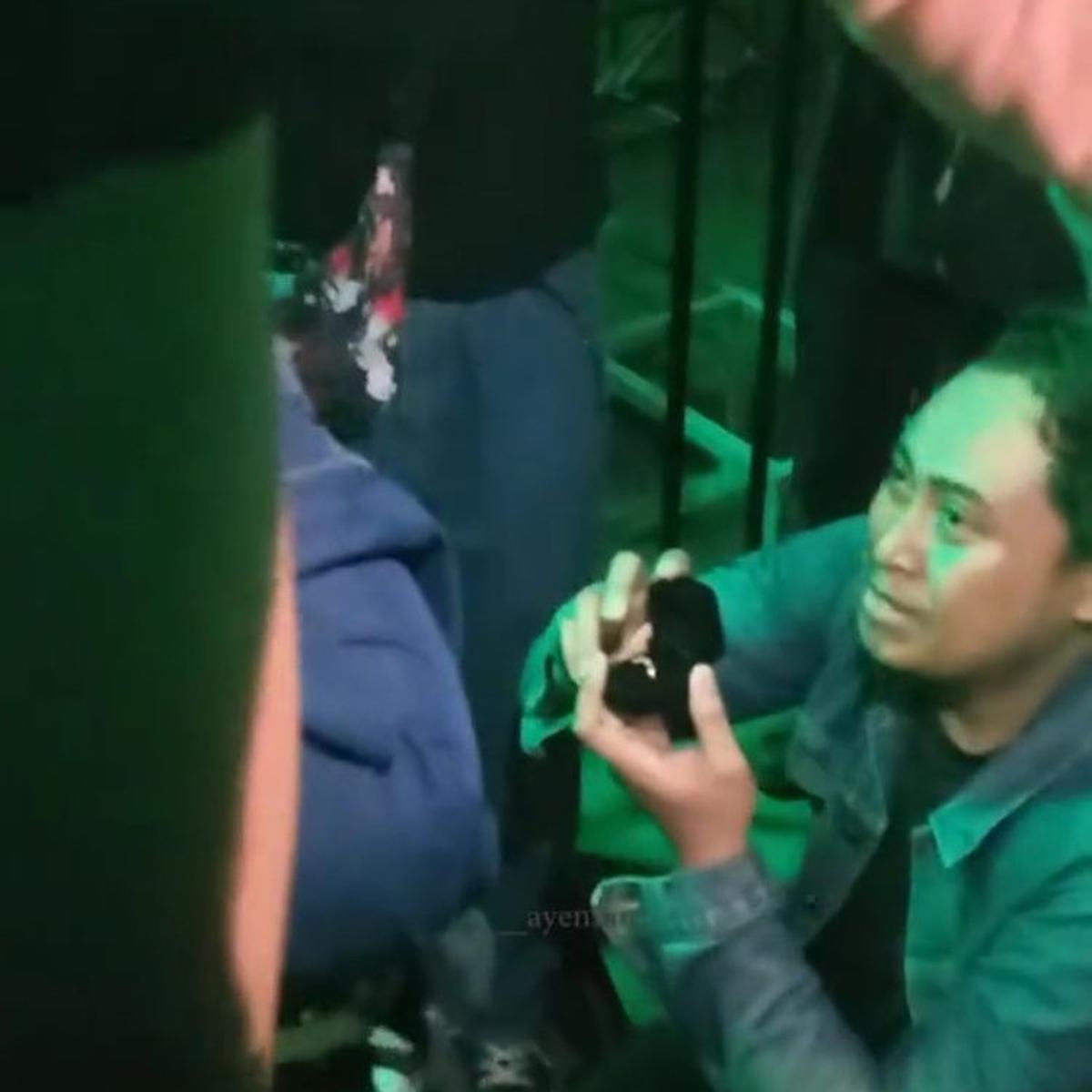 Wanita Ini Dilamar Kekasih dengan Iringan Lagu Akad di Konser Payung Teduh, Warganet Iri