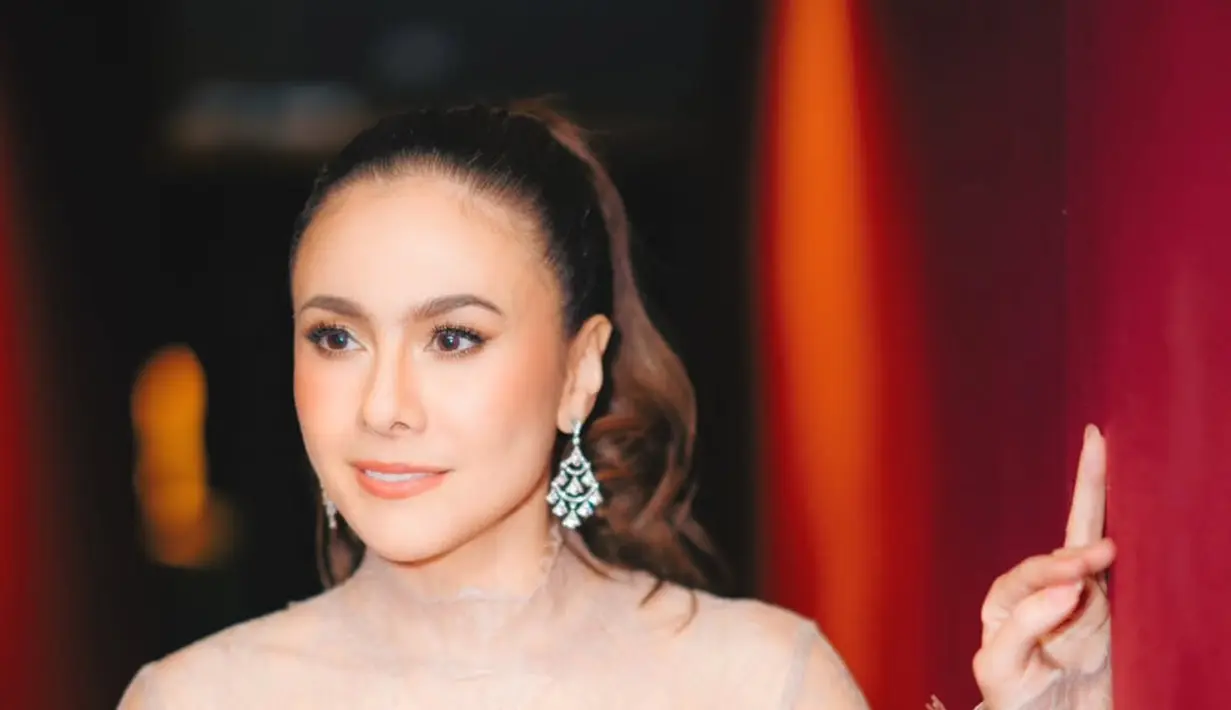 Potongan kebaya dress ini tidak hanya menonjolkan siluet tubuh Wulan dengan sempurna, tetapi juga memperlihatkan keanggunan khas busana tradisional yang dipadukan dengan unsur modern. [@wulanguritno].
