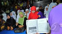 Komisi Pemberantas Korupsi (KPK) menggelar pengajian di depan halaman Gedung KPK, Jakarta, Selasa (17/02/15). Pengajian ini didominasi oleh kaum ibu(Liputan6.com/Faisal R Syam)