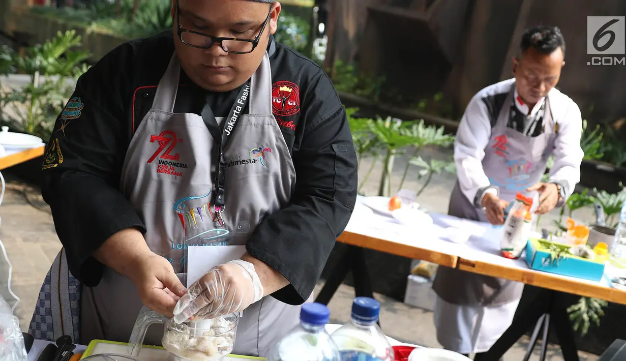 Finalis Lomba Masak Ikan Nusantara mengikuti acara Taste of Indonesia di Lippo Mall Kemang, Jakarta, Jumat (11/8). Sebanyak 10 koki terbaik ditantang untuk mengolah ikan menjadi hidangan Presiden Joko Widodo. (Liputan6.com/Immanuel Antonius)