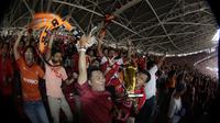 Suporter Persija Jakarta merayakan gelar juara Liga 1 di SUGBK, Jakarta, Minggu (09/12). Persija menang 2-1 atas Mitra Kukar. (Bola.com/M Iqbal Ichsan)