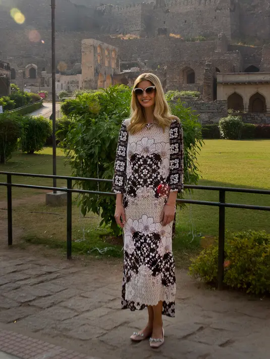 Penasihat Presiden AS Donald Trump, Ivanka Trump berpose untuk media saat mengunjungi benteng Golconda di Hyderabad, India, Rabu (29/11). Gaun rancangan desainer Indonesia, Biyan Wanaatmadja itu hadir dengan nuansa monokrom yang modern. (AP/Manish Swarup)