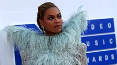 Penyanyi Beyonce berpose di karpet merah ajang MTV Video Music Awards (VMA) 2016 di New York, Minggu (28/8). Istri musisi Jay Z itu mencuri perhatian dengan gaun dramatis yang dihiasi kristal serta bulu. (REUTERS/Eduardo Munoz)