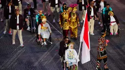 Tim Merah Putih menunjukkan kekayaan budaya Nusantara dengan memakai pakaian adat saat mengikuti defile. (Dimitar DILKOFF / AFP)