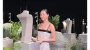 Kim Go Eun juga tampak berseri-seri dalam balutan gaun renda putih, yang dipenuhi dengan perhiasan kelas atas yang berkilauan. Dia sesekali tersenyum malu dalam sesi foto media. (Foto: Instagram/ ggonekim)
