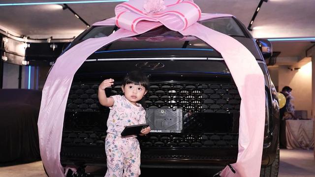 Definisi Bayi Sultan, 6 Gaya Ameena Pose di Depan Kado Mobil Pemberian Atta Halilintar-Aurel Hermansyah