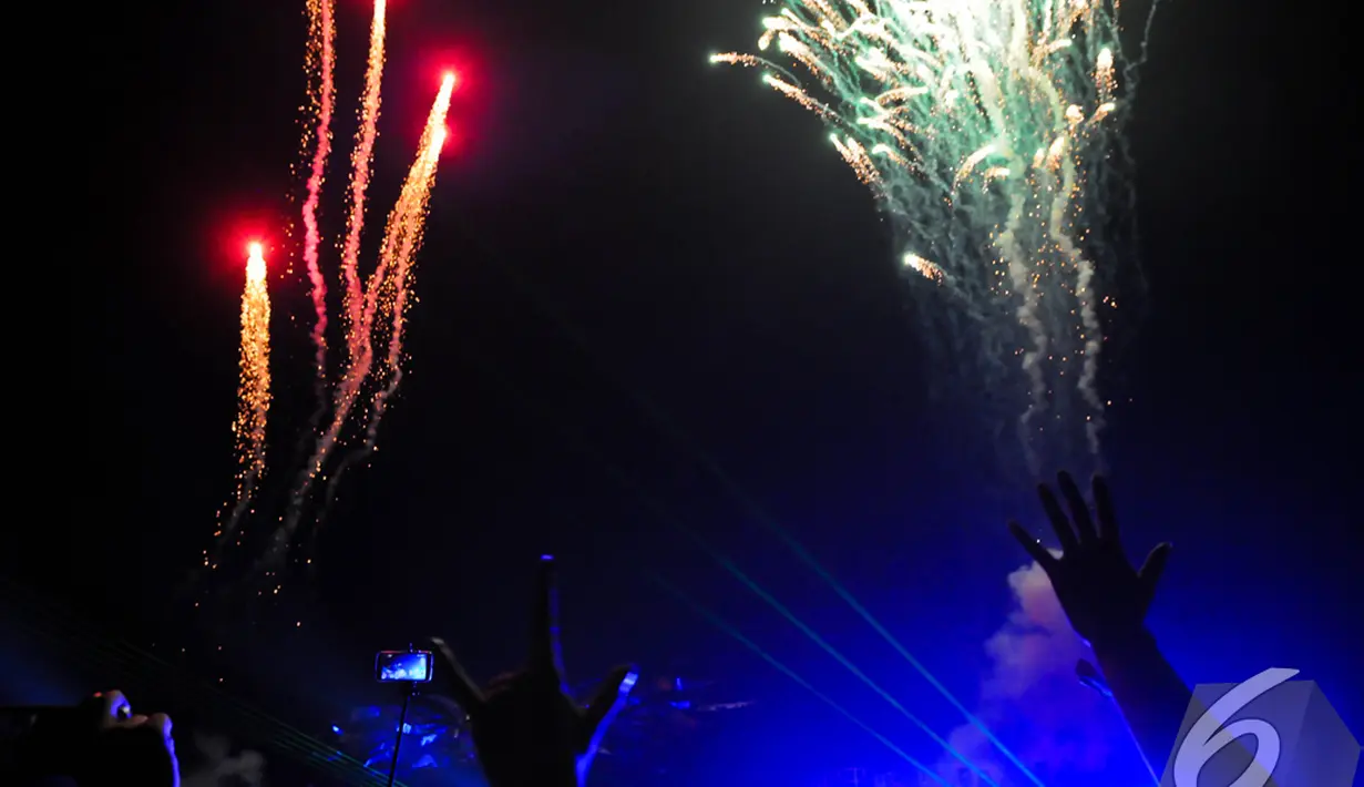 Kembang api meluncur menghiasi langit Jakarta saat pagelaran DWP (Djakarta Warehouse Project) 2014, JIExpo Kemayoran, Jakarta, Sabtu (13/12/2014). (Liputan6.com/Faisal R Syam) 