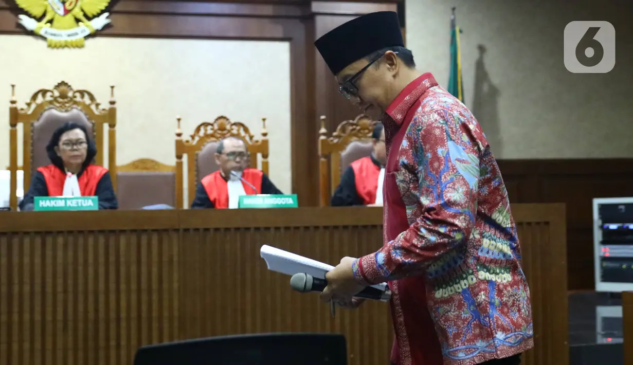 Imam Nahrawi Didakwa Terima Suap: Mantan Menpora Imam Nahrawi menjalani sidang dakwaan di Pengadilan Tipikor, Jumat (14/2/2020). Imam didakwa menerima suap sebesar Rp 11,5 miliar dari mantan Sekjen KONI Ending Fuad Hamidy dan mantan Bendahara KONI Johnny E Awuy. (Liputan6.com/Angga Yuniar)
