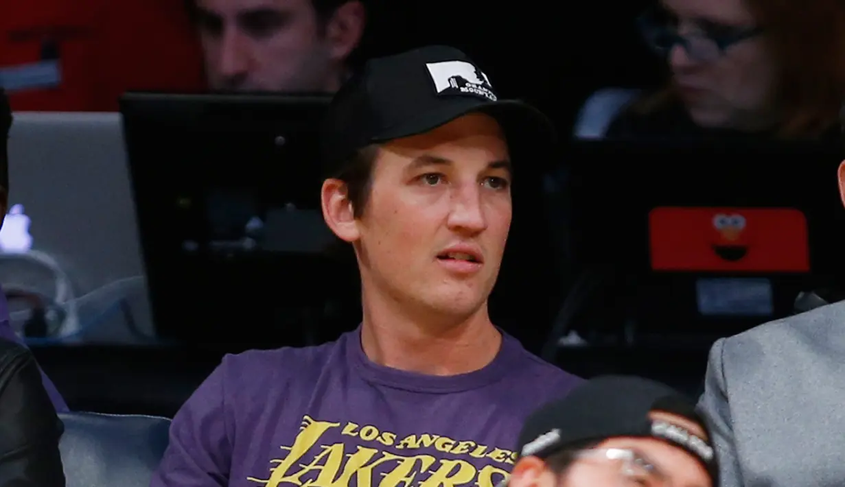 Aktor Miles Teller saat menonton pertandingan NBA antara Los Angeles Lakers melawan Washington Wizards di Los Angeles (28/3). (AP Photo/Danny Moloshok)