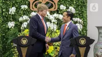 Presiden Joko Widodo (kanan) bersalaman dengan Raja Belanda Willem Alexander saat menyampaikan keterangan bersama di Istana Bogor, Jawa Barat, Selasa (10/3/2020). Raja dan Ratu Belanda mengunjungi Indonesia untuk peningkatan kerja sama bilateral bidang ekonomi dan SDM. (Liputan6.com/Faizal Fanani)