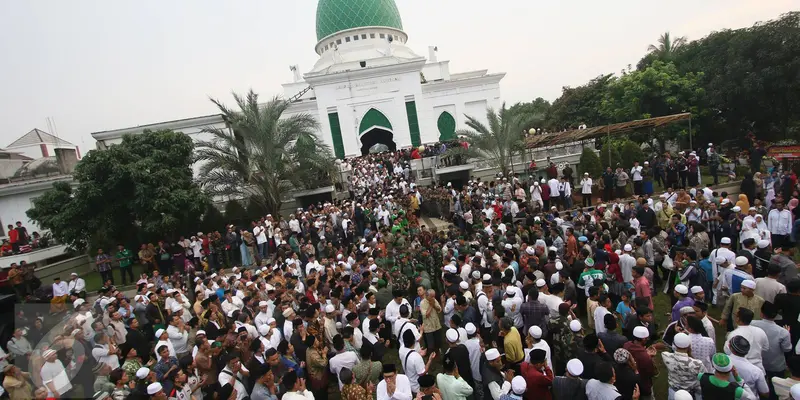 Ribuan Pelayat Antar Jenazah KH Hasyim Muzadi ke Pemakaman