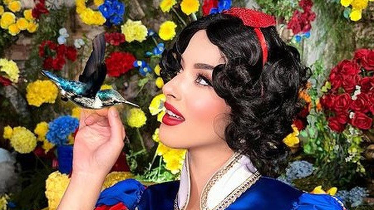 Snow White juga pernah dibawakan Tasya di dunia nyata. Ia menggunakan gaun berwarna biru kuning dengan rambut pendek mirip seperti Snow White dalam film animasinya.