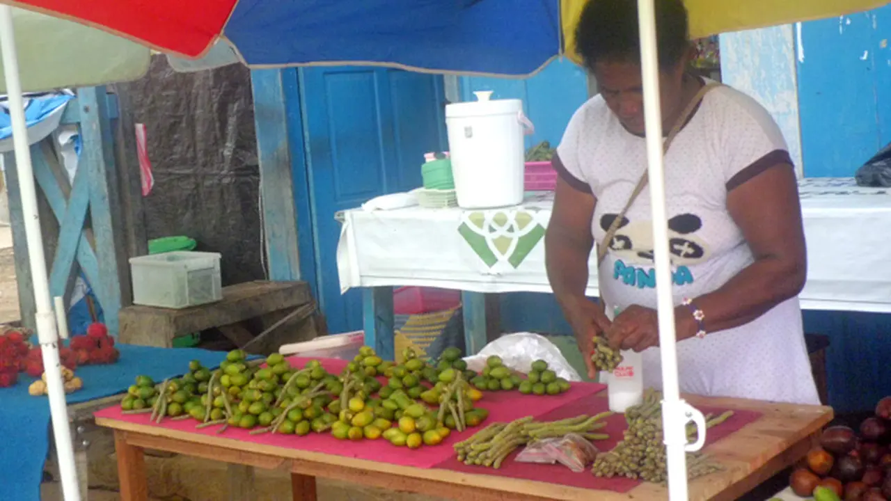 Di Papua, Bule pun Makan Sirih 