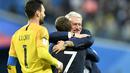 Pelatih Prancis, Didier Deschamps, merayakan kemenangan usai mengalahkan Belgia pada laga semifinal Piala Dunia di Stadion St Petersburg, Selasa (10/7/2018). Prancis menang 1-0 atas Belgia. (AP/Martin Meissner)