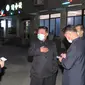 Korea Utara Kim Jong Un mengenakan masker memeriksa apotek di tengah wabah Covid-19 di Pyongyang, Korea Utara pada 15 Mei 2022. Sejak negara itu pertama terkena wabah COVID-19, Apotek Korea Utara sekarang buka 24 jam sehari. (STR/KCNA VIA KNS/AFP)