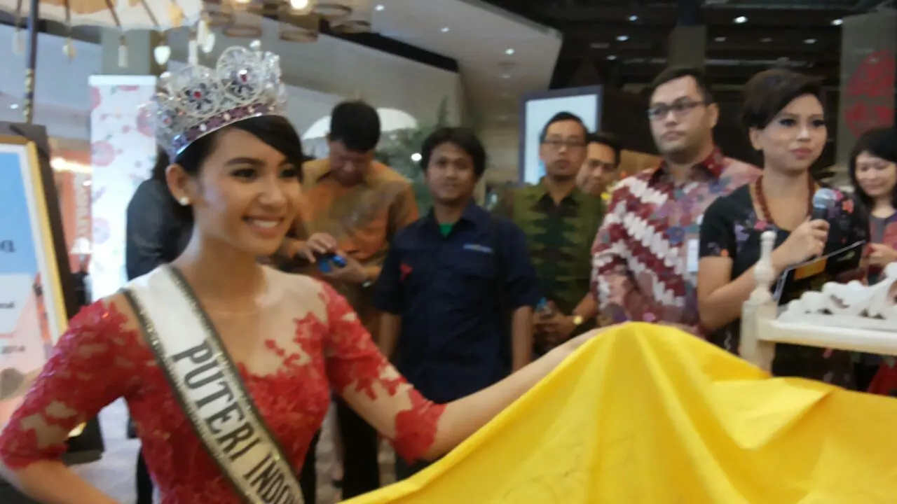 Puteri Indonesia 2014 Asah Kemampuan Membatik Khas Betawi
