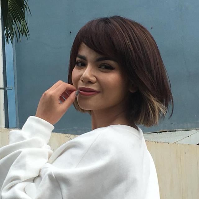 Dinar Candy (ist/ Munady Widjaja)