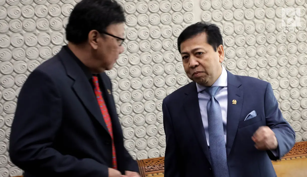 Ketua DPR Setya Novanto berbincang dengan Mendagri Tjahjo Kumolo sebelum rapat paripurna di kompleks parlemen, Jakarta, Kamis (20/7). Setnov hadir dalam rapat pengambilan keputusan RUU Pemilu meski berstatus tersangka e-KTP.(Liputan6.com/Johan Tallo)