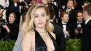 Penyanyi dan artis Hollywood, Miley Cyrus berpose setibanya menghadiri ajang Met Gala 2018 di Metropolitan Museum of Art New York, Senin (7/5). Bagian depan gaun rancangan dari Stella McCartney itu pun tak kalah terbuka. (Evan Agostini/Invision/AP)