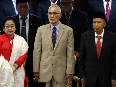 Presiden kelima RI Megawati Soekarnoputri bersama  mantan wakil Presiden, Try Sutrisno dan mantan wakil presiden, Hamzah Haz menghadiri pelantikan anggota DPR RI di Kompleks Parlemen, Senayan, Jakarta, Selasa (1/10/2019). (Liputan6.com/Johan Tallo)