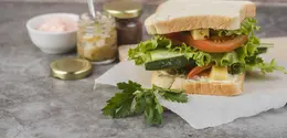 Rahasianya ada pada grinder salad yang membuat setiap gigitan terasa gurih, creamy, sekaligus sedikit asam.
(Foto/Dok: Magnific)