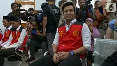Pemain sinetron Kriss Hatta bersiap menjalani sidang perdana kasus dugaan penganiayaan di PN Jakarta Selatan, Rabu (9/10/2019). Kriss Hatta diduga melakukan penganiayaan terhadap pemain FTV bernama Anthony Hillenaar. (Liputan6.com/Herman Zakharia)