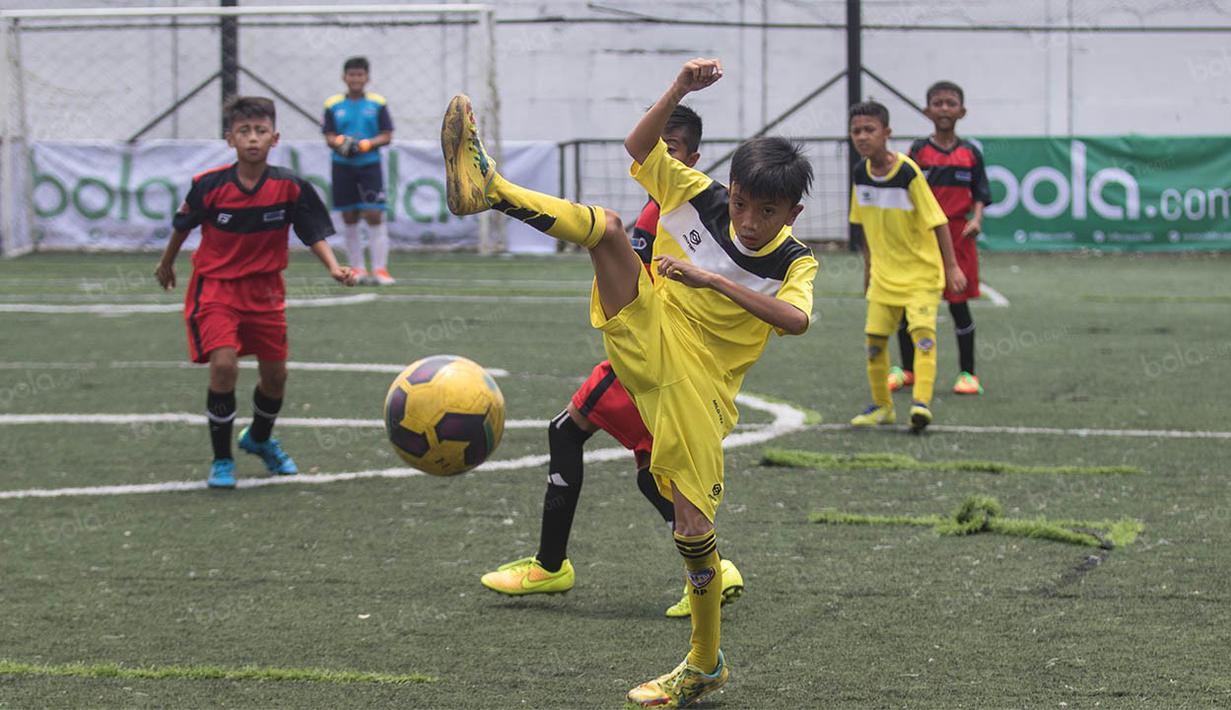 Pemain Persepon FA, Rendi Ardiansyah, menghadang serangan pemain Indocement SS pada laga Liga Bola Indonesia di Sabnani Park, Tanggerang Selatan, Banten, Minggu (11/9/2016). Persepon FA kalah 0-8 dari Indocement SS. (Bola.com/Vitalis Yogi Trisna)