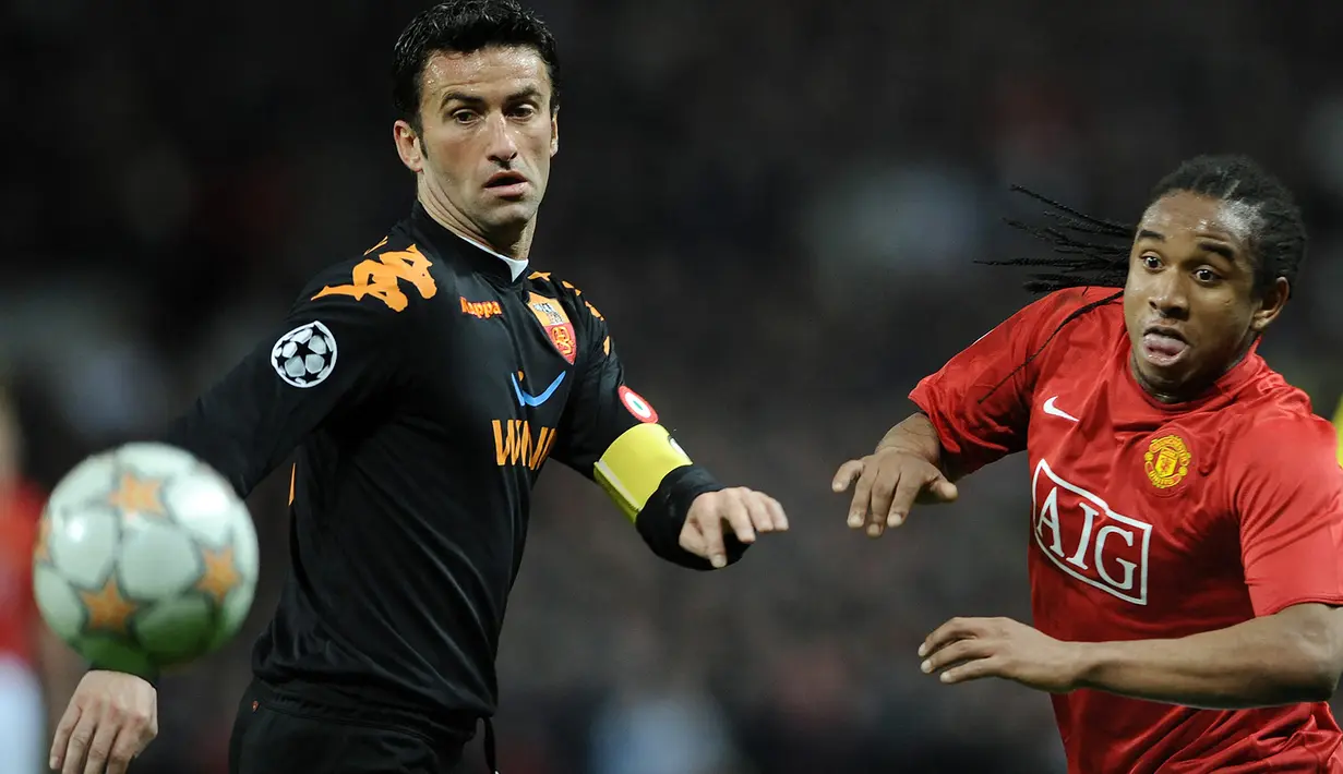 Christian Panucci. Bek yang selama 8 musim memperkuat AS Roma mulai 2001/2002 hingga 2008/2009 ini mampu mencetak 11 gol di Liga Champions. Tiga tim besar lain yang pernah dibelanya adalah AC Milan, Real Madrid dan Chelsea. Ia pensiun pada 2009 usai memperkuat Parma. (Foto: AFP/Filippo Monteforte)