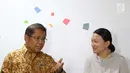 Menkominfo Rudiantara (kiri) berbicara  dengan SVP Bytedance Zhen Liu saat memberi keterangan terkait pemblokiran Tik Tok, Jakarta, Rabu (4/7). Pemblokiran akan dicabut bila Tik Tiok berkomitmen membersihkan konten negatif. (Liputan6.com/ImmanuelAntonius)