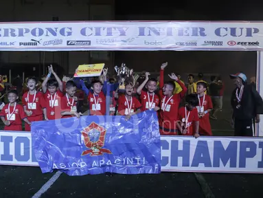 Tim ASIOP Apacinti menjadi juara Cup U-10 Serpong City International Soccer Tournament di Sabnani Park, Tangerang Selatan. Minggu (4/12/2016). (Bola.com/Arief Bagus)