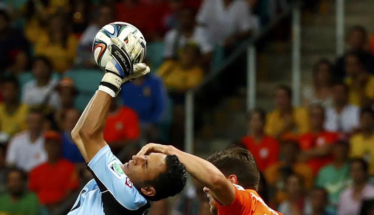 Penjaga gawang Kosta Rika, Keilor Navas (kiri), berhasil menangkap bola yang mengarah ke Klaas-Jan Huntelaar (Belanda) saat berlaga di perempat final Piala Dunia 2014 di Stadion Fonte Nova, Salvador, (6/7/2014). (REUTERS/Michael Dalder)