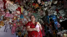 Adela Rojas (70) berpose dengan koleksi boneka-bonekanya di rumahnya di Heredia,Costa Rica (5/8/2015). Rojas telah mengumpulkan boneka selama lebih dari dua puluh tahun dan sekarang memiliki lebih dari 4.500 boneka. (REUTERS/Juan Carlos Ulate)