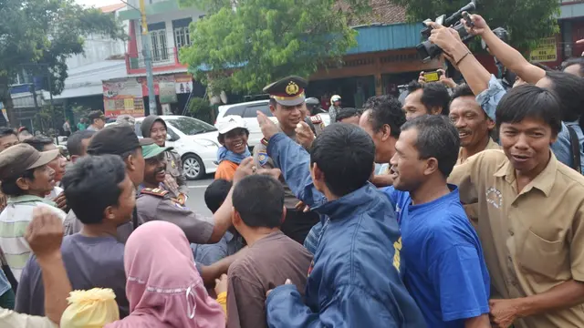 Dakwah dadakan polisi di pasar tradisional untuk mengantisipasi radikalisme dan hoaks. (Foto: Liputan6.com/Muhamad Ridlo)