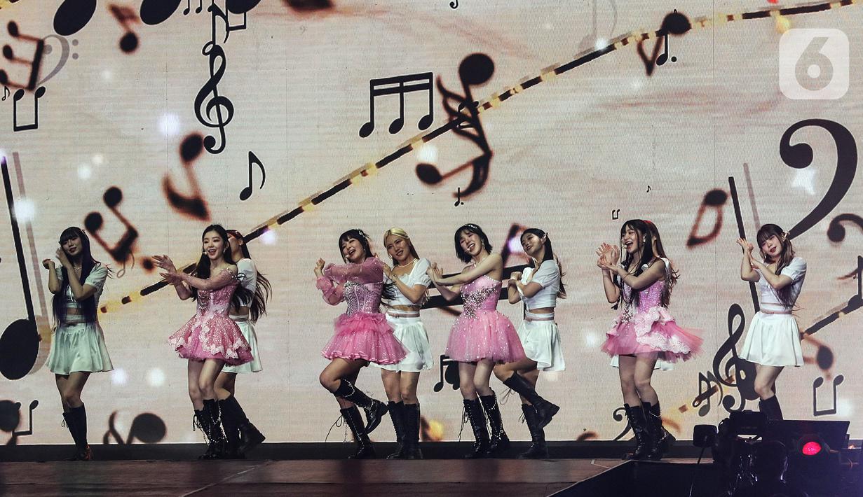 Konser dibuka penuh semangat dengan lagu 'Feel My Rhytm' dan disambut dengan animo para penggemar mereka, ReVeluv. (Liputan6.com/JohanTallo)