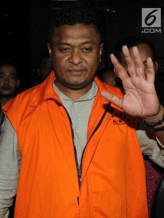 Bupati Buton Selatan Agus Feisal Hidayat mengenakan rompi oranye seusai pemeriksaan di Gedung KPK, Jakarta, Jumat (25/5). KPK secara resmi menahan Agus Feisal setelah ditetapkan sebagai tersangka suap proyek Pemkab Buton Selatan. (Merdeka.com/Dwi Narwoko)