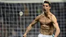 Striker Real Madrid Cristiano Ronaldo menunjukkan ototnya saat merayakan gol usai membobol gawang Juventus lewat tendangan penalti dalam petandingan Liga Champions di stadion Santiago Bernabeu, Madrid (11/4). (AFP Photo/Oscar Del Pozo)