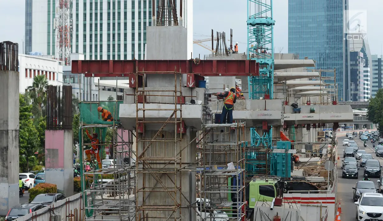 Pekerja mengerjakan proyek pembangunan LRT Jabodebek di Jalan Rasuna Said Kuningan, Jakarta, Kamis (14/2). Progres rute Cawang-Cibubur 76,21 persen, Cawang-Kuningan-Dukuh Atas 44,19 persen, dan Cawang-Bekasi Timur 51,06 persen (Merdeka.com/Imam Buhori)