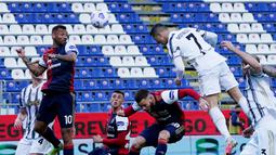 Striker Juventus, Cristiano Ronaldo, mencetak gol ke gawang Cagliari pada laga Liga Italia di Sardegna Arena, Minggu (14/3/2021). Juventus menang dengan skor 3-1. (Alessandro Tocco/LaPresse via AP)