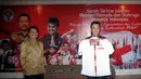 Menpora Imam Nahrawi memamerkan seragam kantor Kementerian Pemuda dan Olahraga saat upacara serah terima jabatan di Wisma Kemenpora, Jakarta, Rabu (29/10/2014). (Liputan6.com/Helmi Fithriansyah)