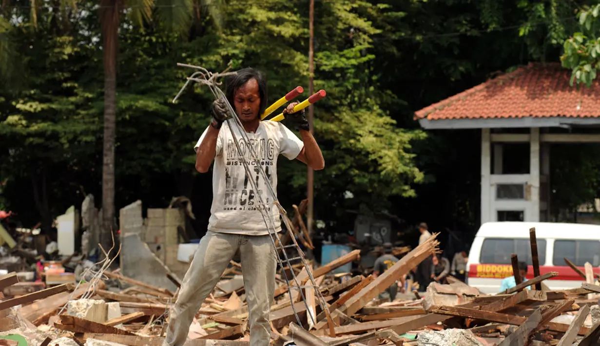 Pemulung mengais besi sisa bangunan kios pedagang Terminal Depok, Jawa Barat yang dibongkar, (8/10/2014). (Liputan6.com/Helmi Fithriansyah)
