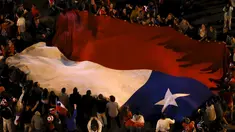 Sejumlah suporter Chili mengibarkan bendera nasional Chili merayakan kemenangan Chili atas Argentina di final Copa Amerika 2015 di Santiago, (4/7/2015). Chili menang lewat adu penalti atas Argentina dengan skor 4-1. (REUTERS/Carlos Garcia Rawlins)