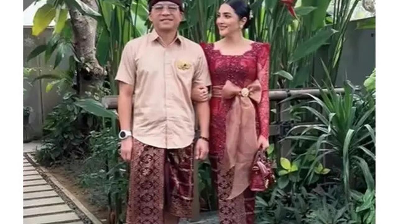 6 Potret Keluarga Hermansyah di Nikahan Kakak Sarah Menzel, Kompak Berbusana Adat Bali