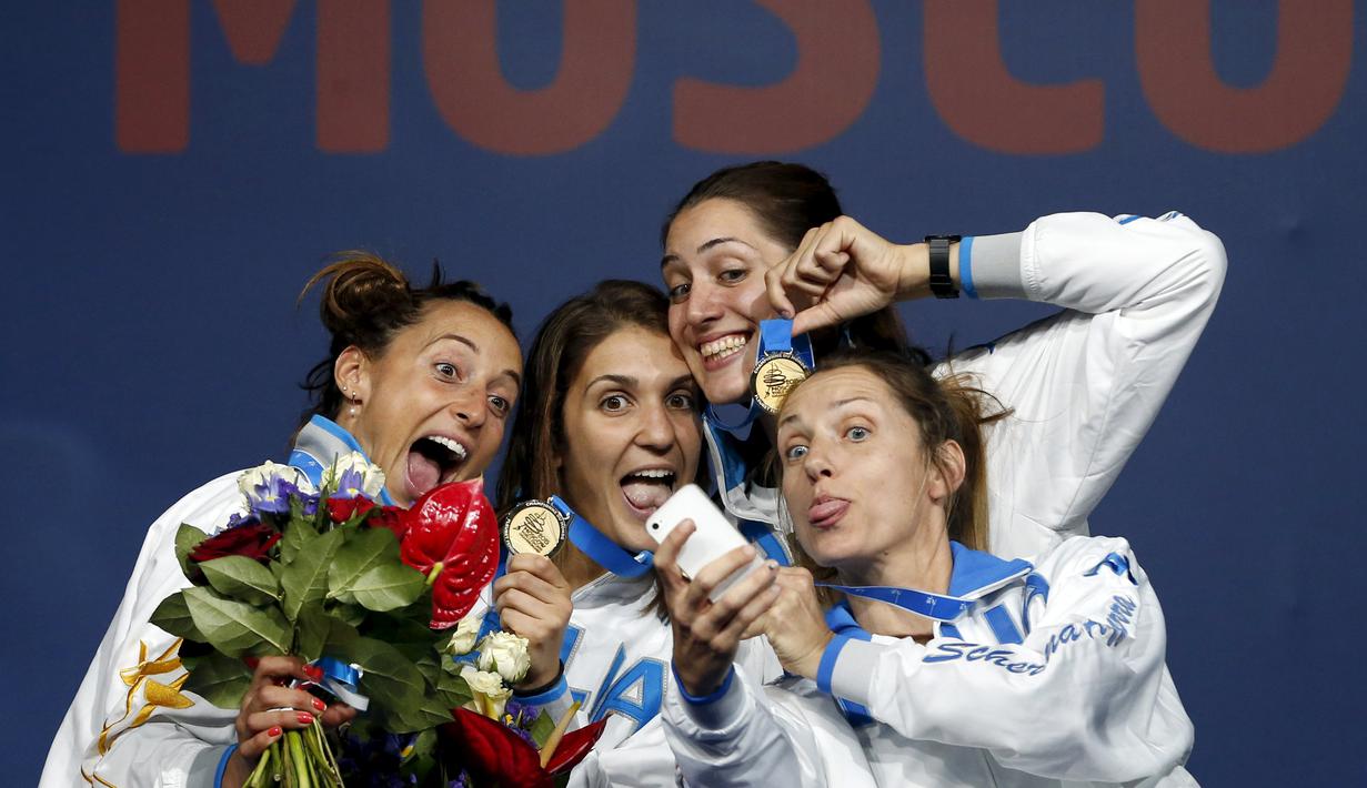 Anggota tim Italia, Elisa Di Francisca, Arianna Errigo, Martina Batini dan Valentina Vezzali berpose dengan medali yang diraihnya dalam Kejuaraan Dunia Anggar 2015 di Moscow, Rusia. (19/7/2015). (REUTERS/Grigory Dukor)